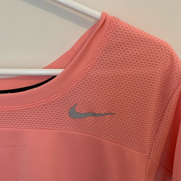 🤩 3 for $20 / Nike running workout top - Picture 2 of 4
